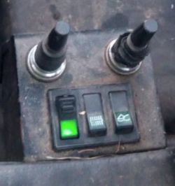 a: Multicar M25 mod. 91 - Wyjaśnienie oznaczeń przycisków i dźwigni w kokpicie