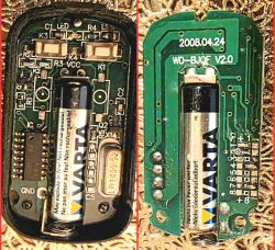 Wnętrze dwóch płytek PCB pilota zdalnego sterowania z baterią Varta.