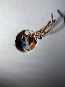 Podłączenie przewodów i par w puszce dla gniazdka oraz włącznika - zdjęcia