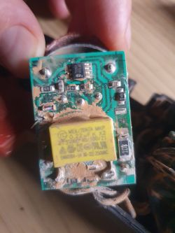 Zbliżenie na płytkę elektroniczną szlifierki Parkside PWS 125 G6, pokazujące spaloną część.