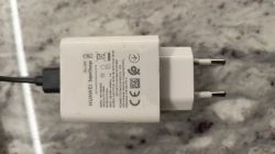 Ładowarka Huawei SuperCharge z przewodem USB, leżąca na marmurowym blacie.