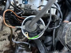 Gdzie w układzie zapłonowym podłączyć kondensator? Auto: Mercedes W114.