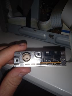 Wtyczka antenowa z amplitunera KENWOOD KRF V509D trzymana w rękach, w tle widoczne przewody.