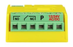 Zielona listwa zaciskowa w żółtej obudowie z oznaczeniami NO, NC, P i 12/24V AC/DC