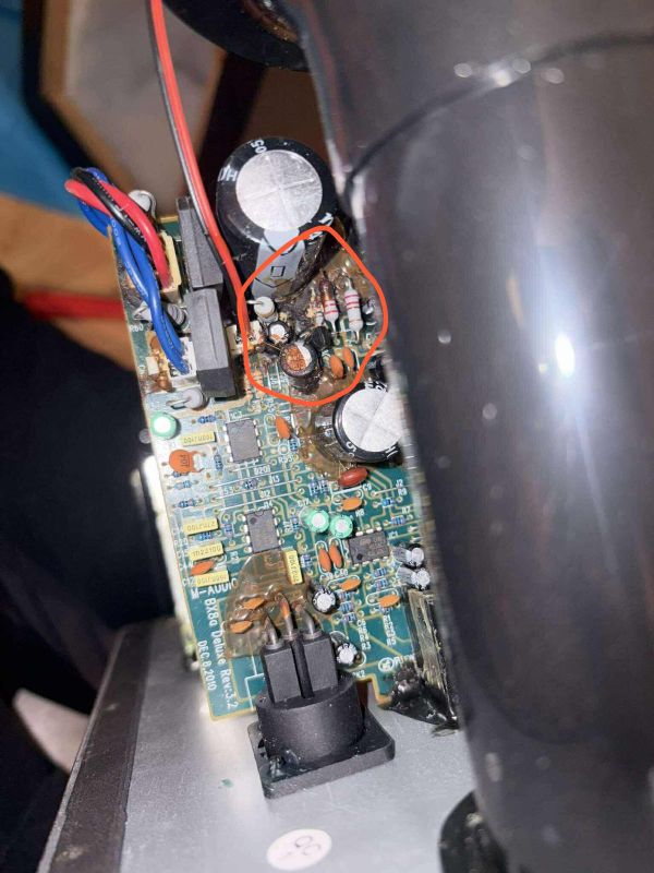 Uszkodzona płytka PCB monitora M-Audio z wypaleniami i spuchniętym kondensatorem
