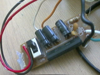 Jak wyeliminować szum we wzmacniaczu z radia DIY?