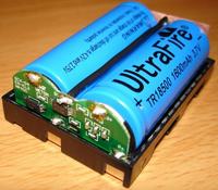 Dlaczego nowe ogniwa 18500 UltraFire nie działają w baterii NP-400?