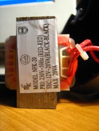 Lampka biurkowa nie świeci po dotknięciu obu teleskopów