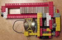 ROW ustawiający klocki domina z klocków lego