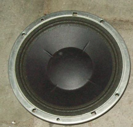 Głośniki fabryczne w vw które lepsze?