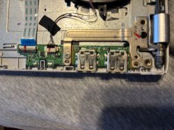 Zbliżenie na uszkodzoną płytkę z portami USB w laptopie ASUS R564U