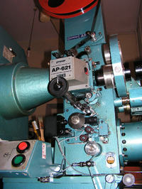 Zakładanie taśmy filmowej 35mm na projektor Prexer AP-62X