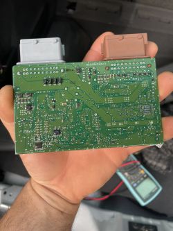 Płytka drukowana modułu elektronicznego trzymana w dłoni