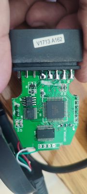 Obraz obwodu elektronicznego wewnątrz interfejsu VAG17 HEX+CAN.