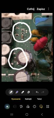 Zbliżenie płytki PCB z kondensatorami i dwiema białymi zaznaczonymi strefami elementów SMD