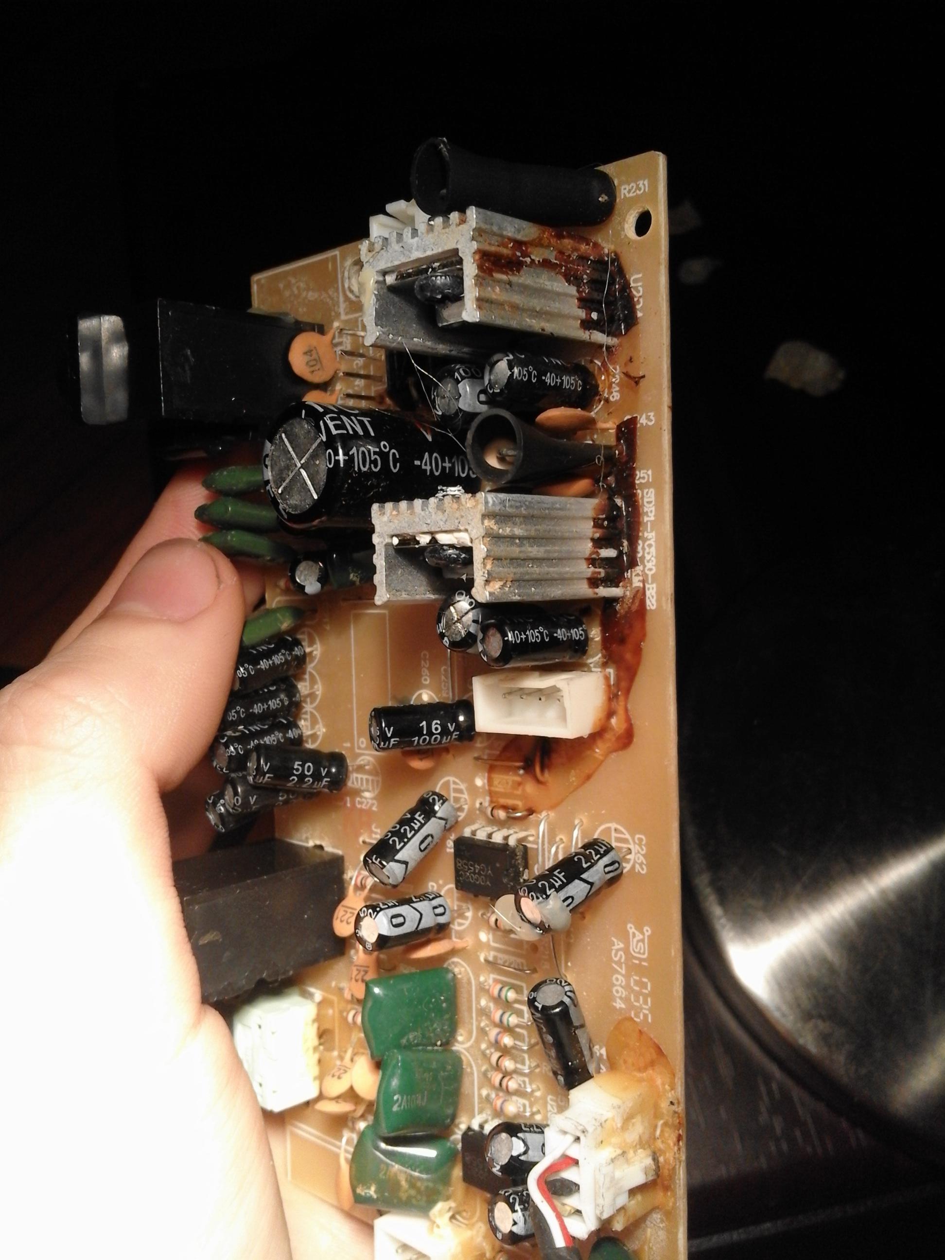 Microlab Fc530U - trzaski z subwoofera, czy to rozlane kondensatory?