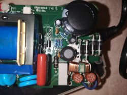 Ctek MXS 7.0 - Oderwany element od płyty, poszukiwanie miejsca montażu