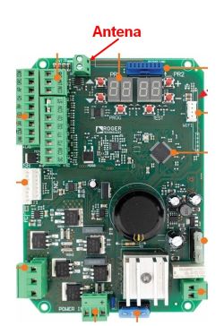 Płyta elektroniki z listwami zaciskowymi; strzałka i napis „Antena” wskazują złącze u góry.