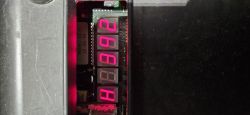 Zbliżenie na wyświetlacz LED pokazujący liczby 8992 w kolorze czerwonym.