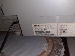 Tabliczka znamionowa telewizora Philips z informacjami technicznymi.