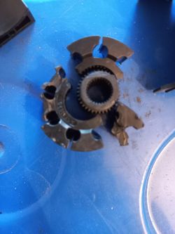 Zniszczony mechanizm przenoszenia napędu z rolki na łańcuch.