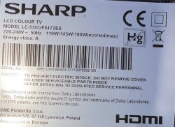 Tabliczka znamionowa telewizora Sharp LC-55CUF8472ES z danymi technicznymi i ostrzeżeniami.