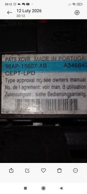 Zbliżenie etykiety modułu z numerem 96AP-15607-AB oraz kodem kreskowym, na ekranie telefonu