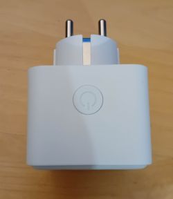 White Smart Plug with Front Button White smart plug with a button on the front side.