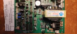 Płytka PCB z komponentami elektronicznymi i ręcznymi opisami funkcji