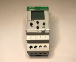 Zegar programowalny F&amp;F PCZ-528.4 z wyświetlaczem LCD i czterema przyciskami.