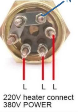 Zdjęcie pokazuje połączenie elektryczne grzałki z opisem oznaczającym podłączenie do zasilania 380 V.