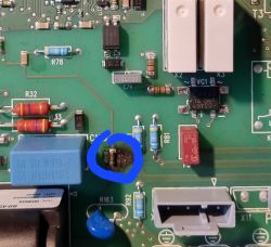 Spalony rezystor na płytce PCB Viessmann, zaznaczony niebieskim markerem
