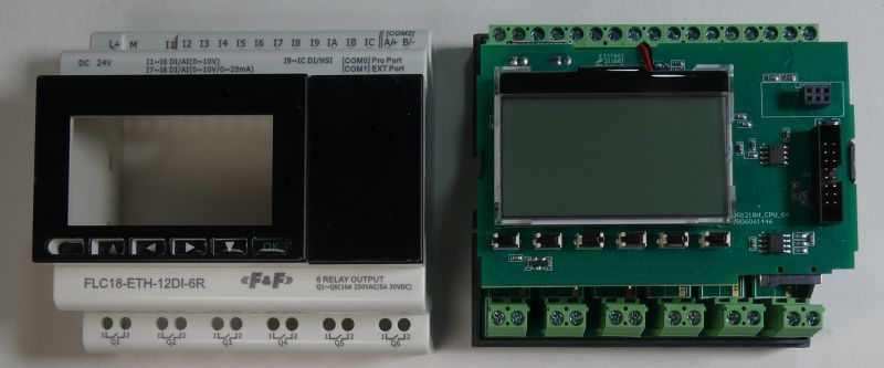 Sterownik programowalny F&amp;F FLC18-ETH-12DI-6R zdemontowany na dwie części: przedni panel z wyświetlaczem i przyciskami oraz płytę główną z elektroniką i zaciskami.