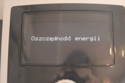 Bildschirm mit Text Oszczędność energii mit bläulichem Schimmer.