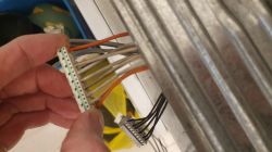 Zdjęcie zbliżeniowe przewodów i złącza pralki Electrolux.
