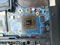 Zbliżenie na układ AMD GPU na płycie głównej laptopa z widocznymi elementami SMD.
