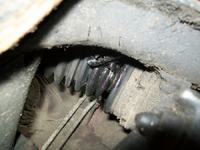 VW Golf II 1.3 NZ - Pęknięta guma na drążku kierowniczym.