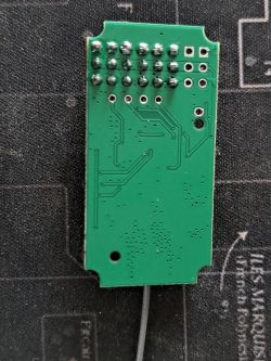 Zbliżenie płytki PCB z lutowanymi pinami i ścieżkami, brak opisów złączy