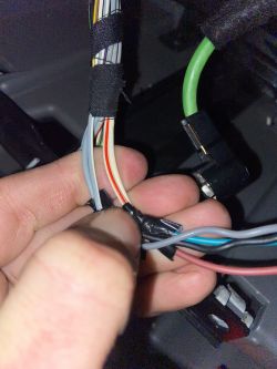 Jak prawidłowo podłączyć subwoofer Dibeisi z wzmacniaczem Pioneer w Ford Fusion 2005?
