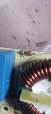 Zbliżenie na element elektroniczny oznaczony jako GT1 na płytce drukowanej.
