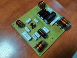 Płytka PCB zwrotnicy kolumny TLC Classic 2 na drewnianym tle.