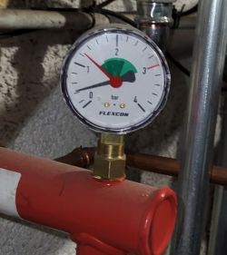 Manometr z dwiema wskazówkami na instalacji CO