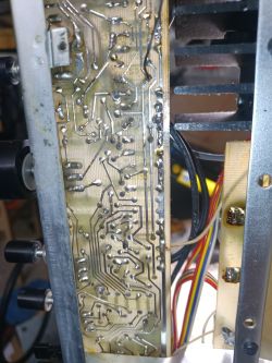 Zbliżenie na płytkę drukowaną z obwodami elektronicznymi.