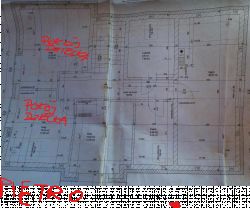 Plan piętra z zaznaczeniem pokoi dziecięcych i miejsca połączenia światłowodu.