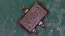 Zbliżenie układu scalonego z oznaczeniem 01G12 na płytce PCB.
