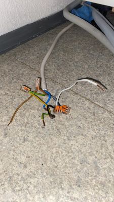 Jak podłączyć piekarnik pod siłę? Dwa czarne kable w instalacji