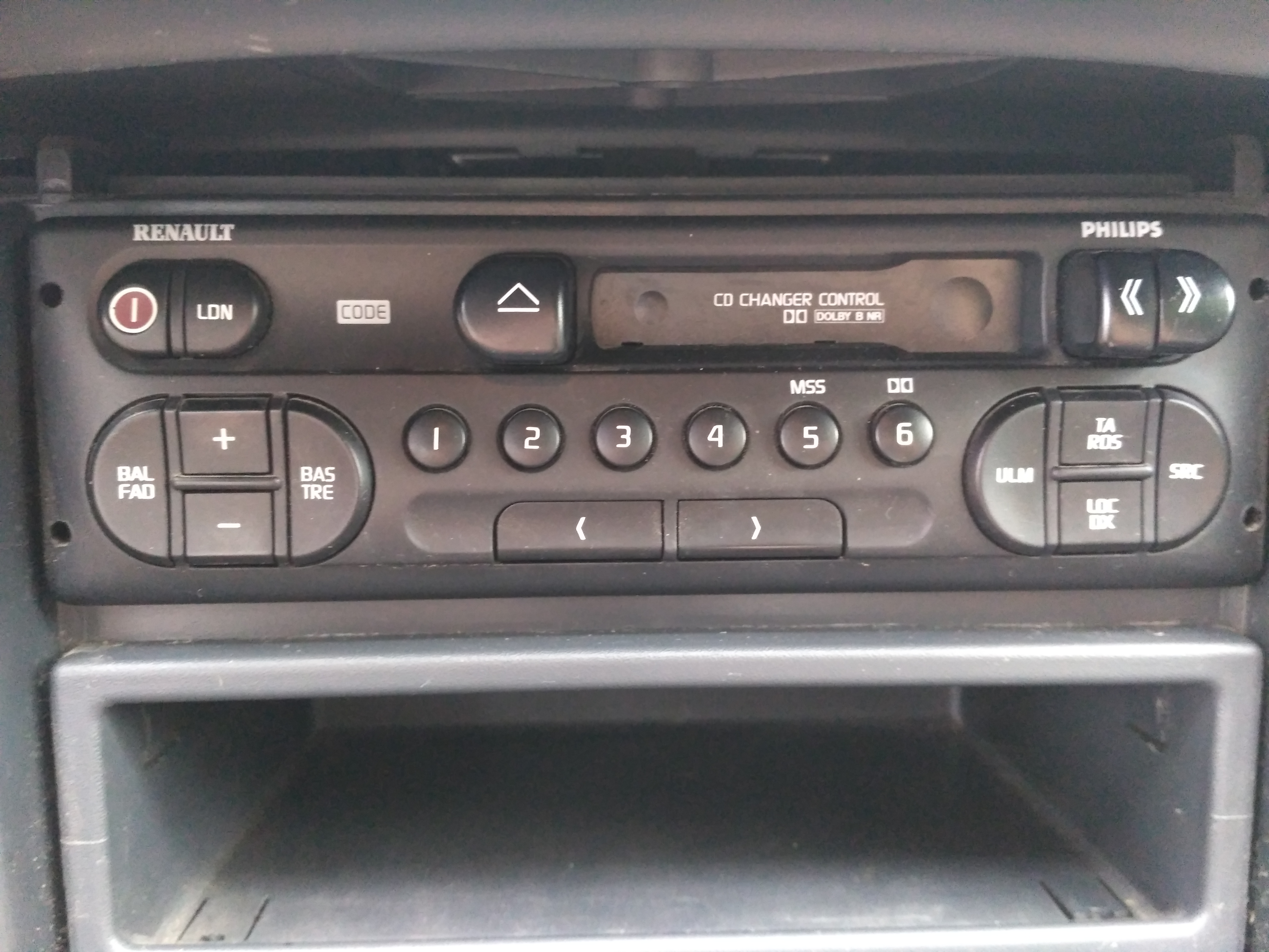 Podłączenie kabla AUX do radia Philips w Renault Laguna I