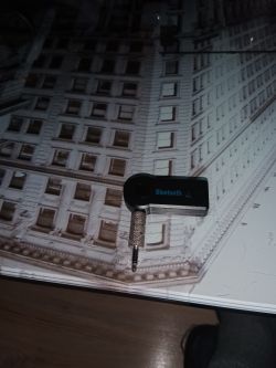 Adapter Bluetooth na tle obrazka budynku