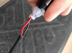 Jak podłączyć 3-pinowy wtyk ładowarki hulajnogi, gdy są tylko dwa przewody?