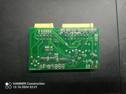 Zielona płytka drukowana z elementami elektronicznymi, w prawym dolnym rogu otwory po wymontowanym MOSFET-ie.